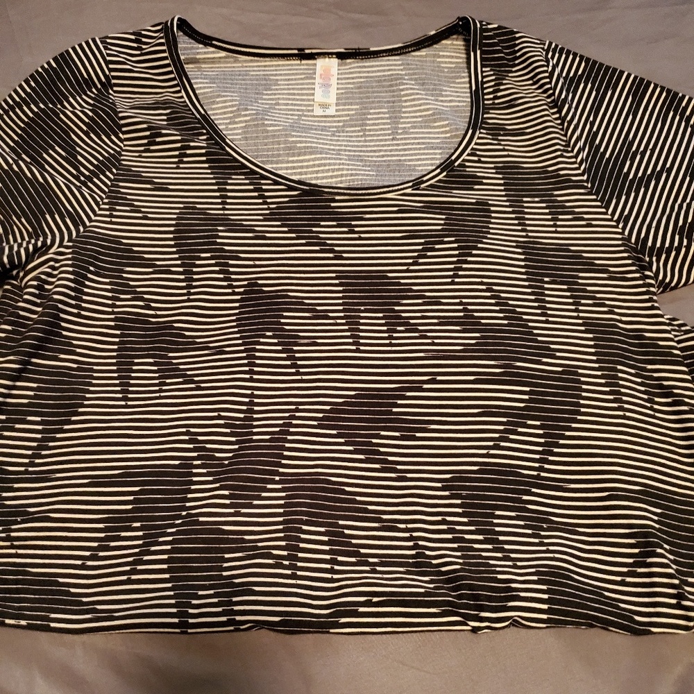 LULAROE SWALLOW CLASSIC TEE